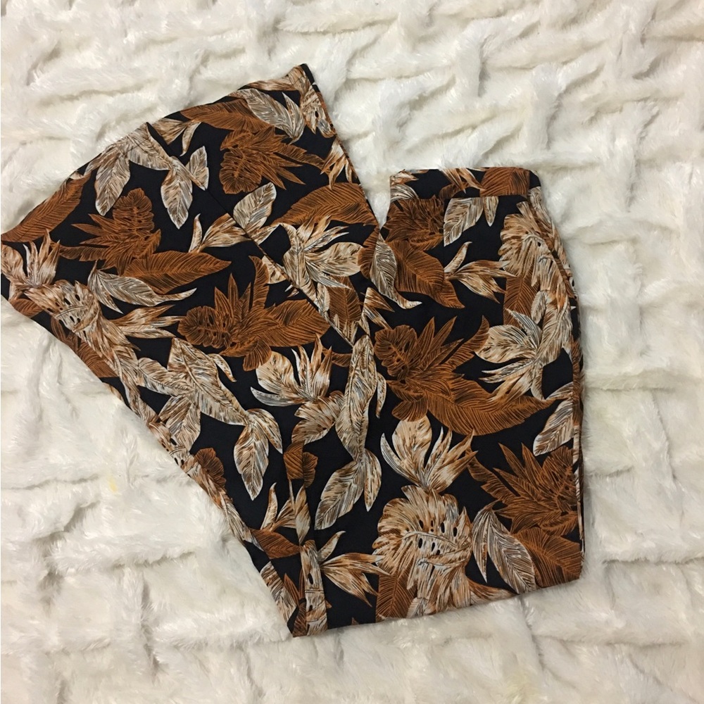 PrettyLittle Thing Leaf Print Pants | Black/Copper | Size 4 | pre-owned